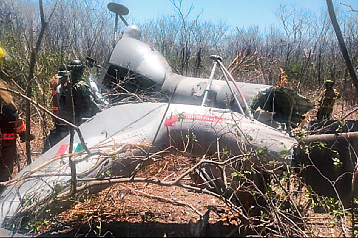 Se desploma nave de Semar en Mazatlán