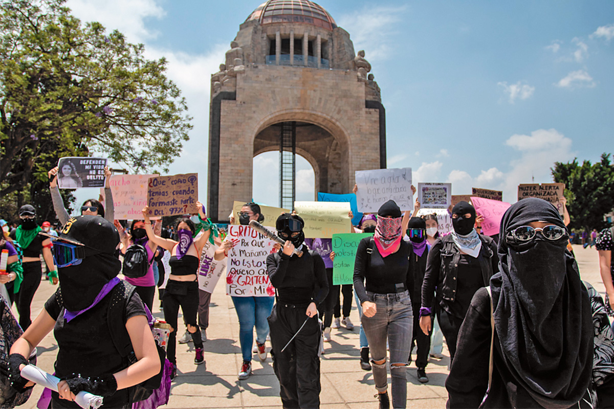 ...Y marchan (armadas con bates) contra la violencia