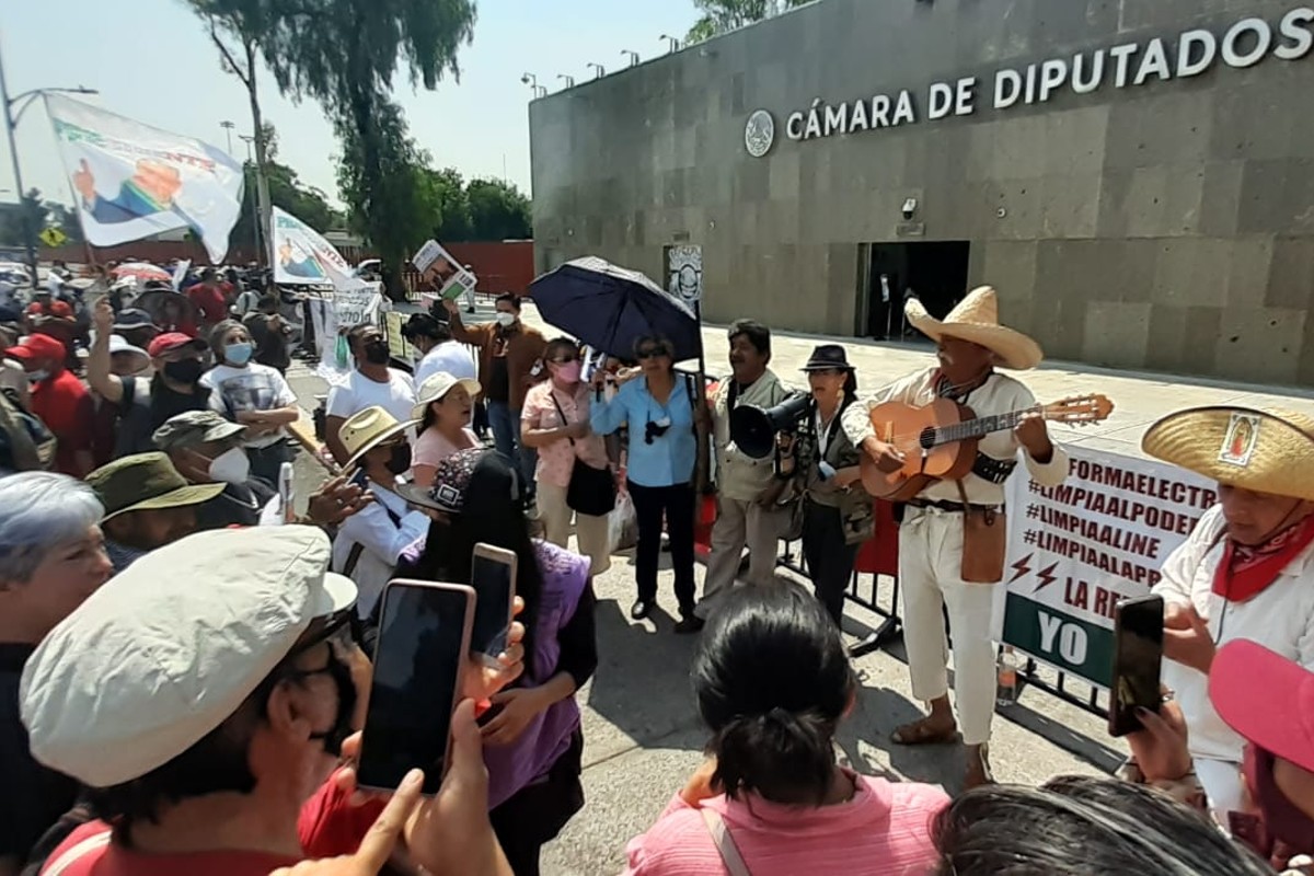 Llega mini marcha a San Lázaro; amagan con movilizar más de 10 mil personas para el domingo