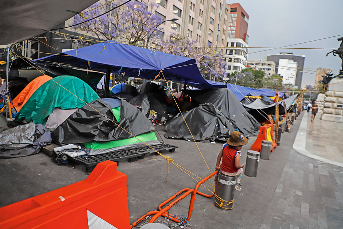 Tras retiro de su campamento, indígenas triquis exigen apoyo 