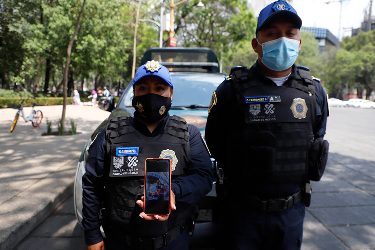 Agentes 'le hacen el día' a un niño que sueña con ser policía 