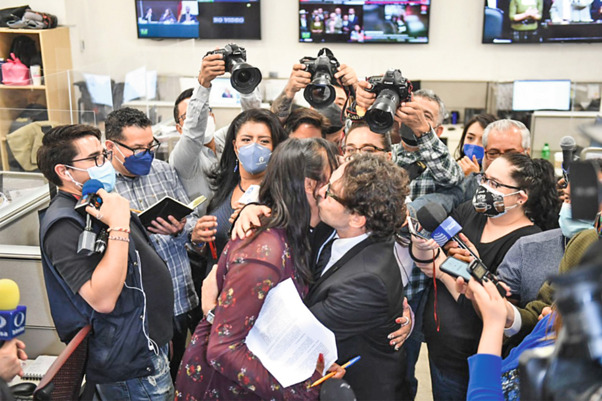 Con reclamos, acusaciones y besos concluye las sesiones en San Lázaro