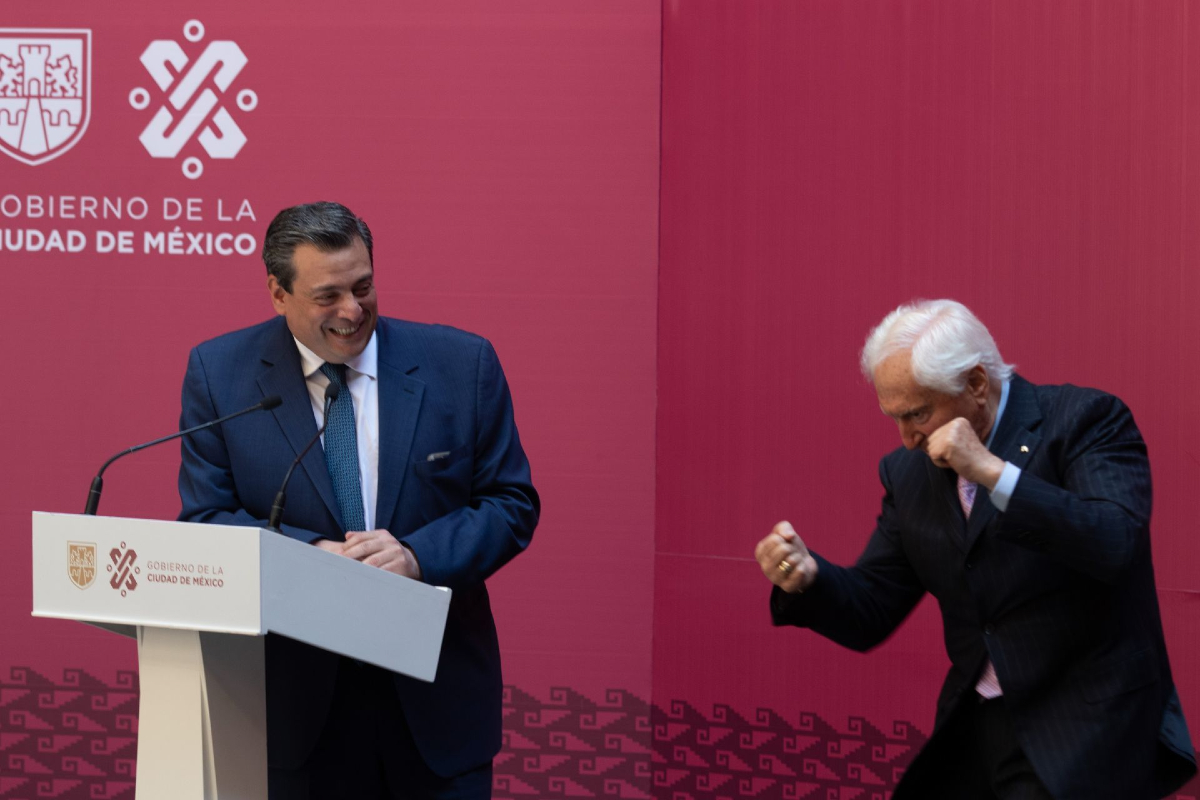 Mauricio Sulaimán Saldivar, presidente del CMB y Ciro Nucci Smimmo, presidente de la Comisión de Box, en conferencia sobre la clase masiva de box en el Zócalo.