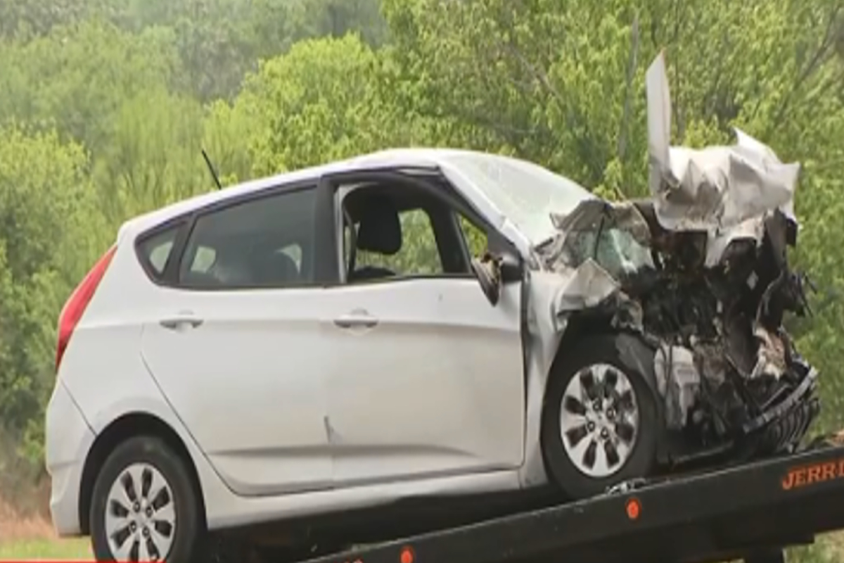 El auto de la abuelita resultó destrozado en un choque.