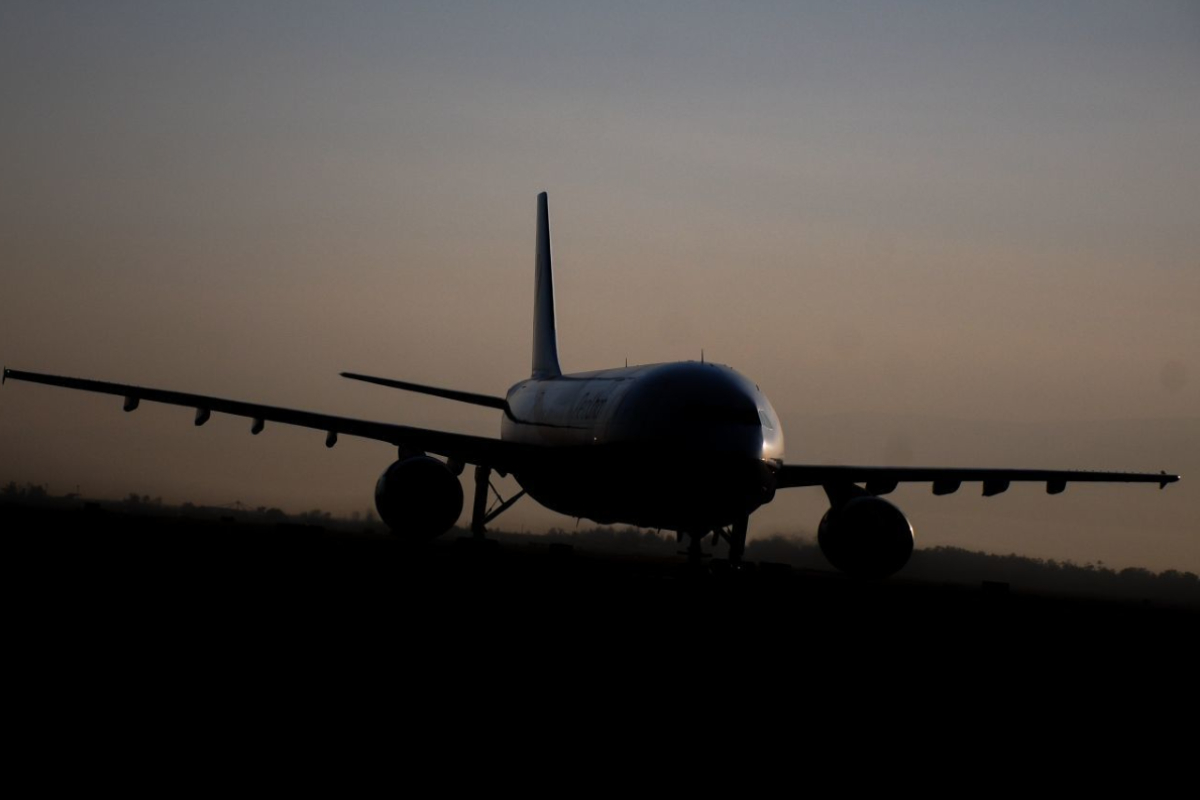 Avión con con 22 personas desaparece en zona montañosa de Nepal.