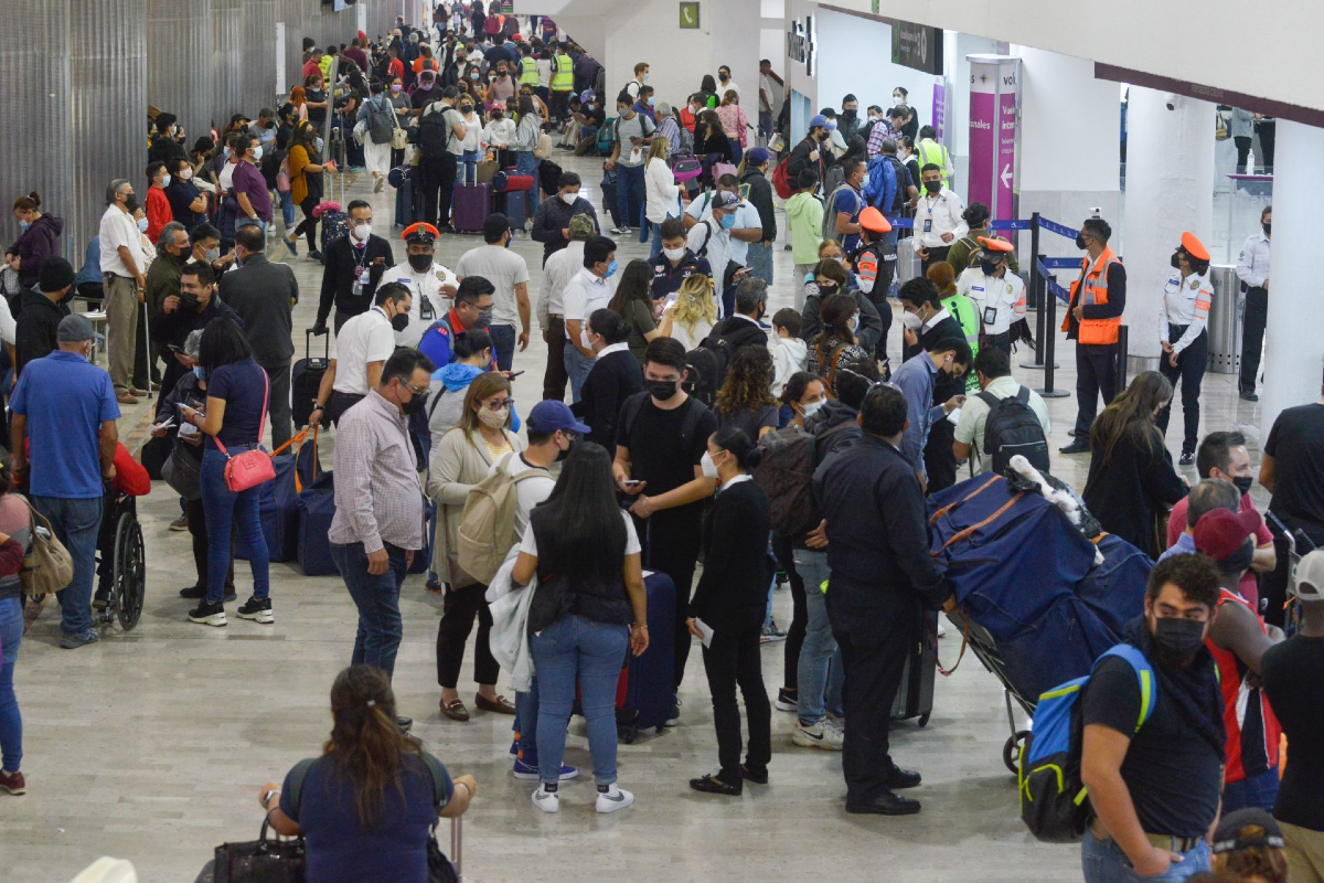 Se desprende cristal en pasillo de la Terminal 1 del AICM.