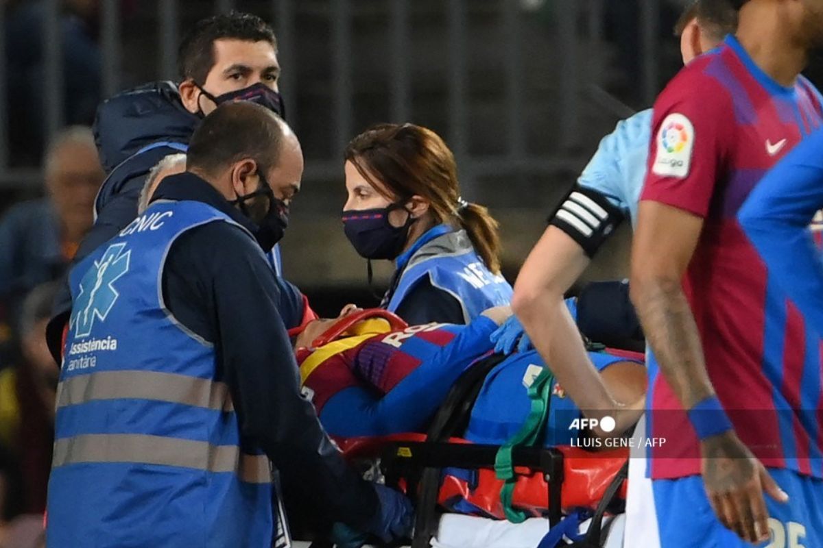 Foto:AFP|Ronald Araújo se desploma en la cancha tras un golpe en la cabeza