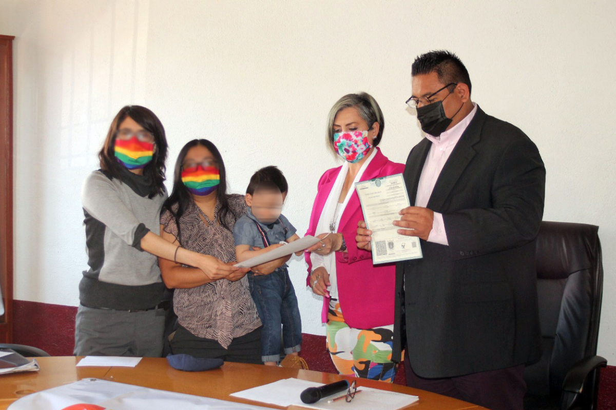 Foto: Twitter/ @CEDHTLX | Tlaxcala emite la primera acta de nacimiento con dos madres