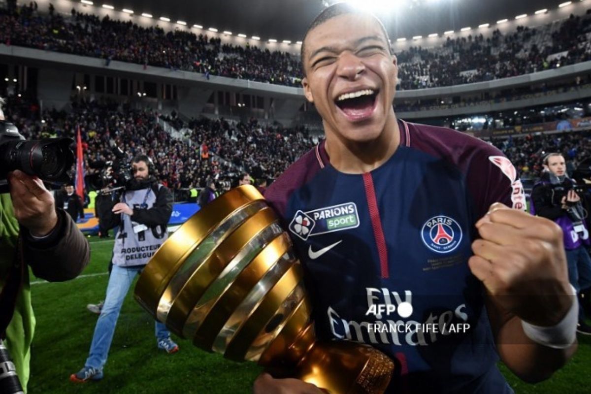 Foto:AFP|¿Por qué Mbappé prefirió quedarse en el PSG? Por lo pronto ganará más que Messi y Neymar