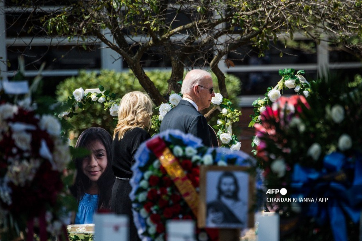 Foto: AFP | Biden reza en ciudad de Texas desconsolada por masacre escolar