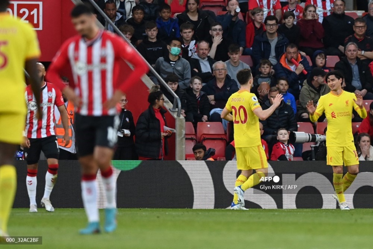 Liverpool remonta 2-1 al Southampton y mantiene opciones de título