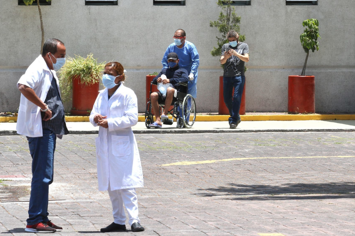 El Presidente señaló que si hay médicos especialistas en EU o Francia como los cubanos, serán contratados.