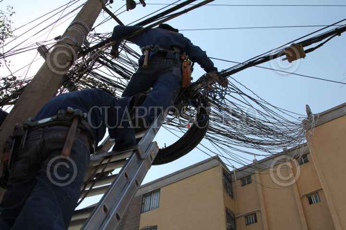 El motociclista se vio involucrado en un accidente con cableado de telefonía.