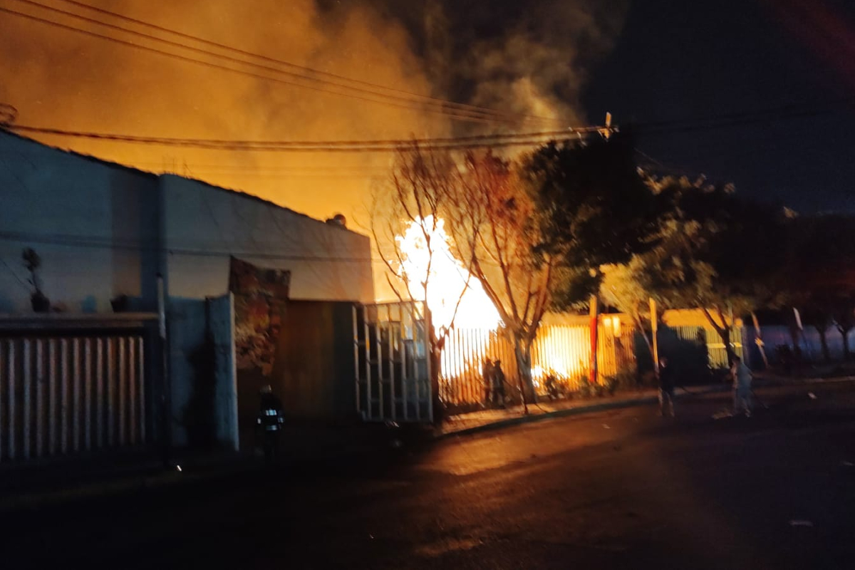 El incendio se registró en una bodega con madera.