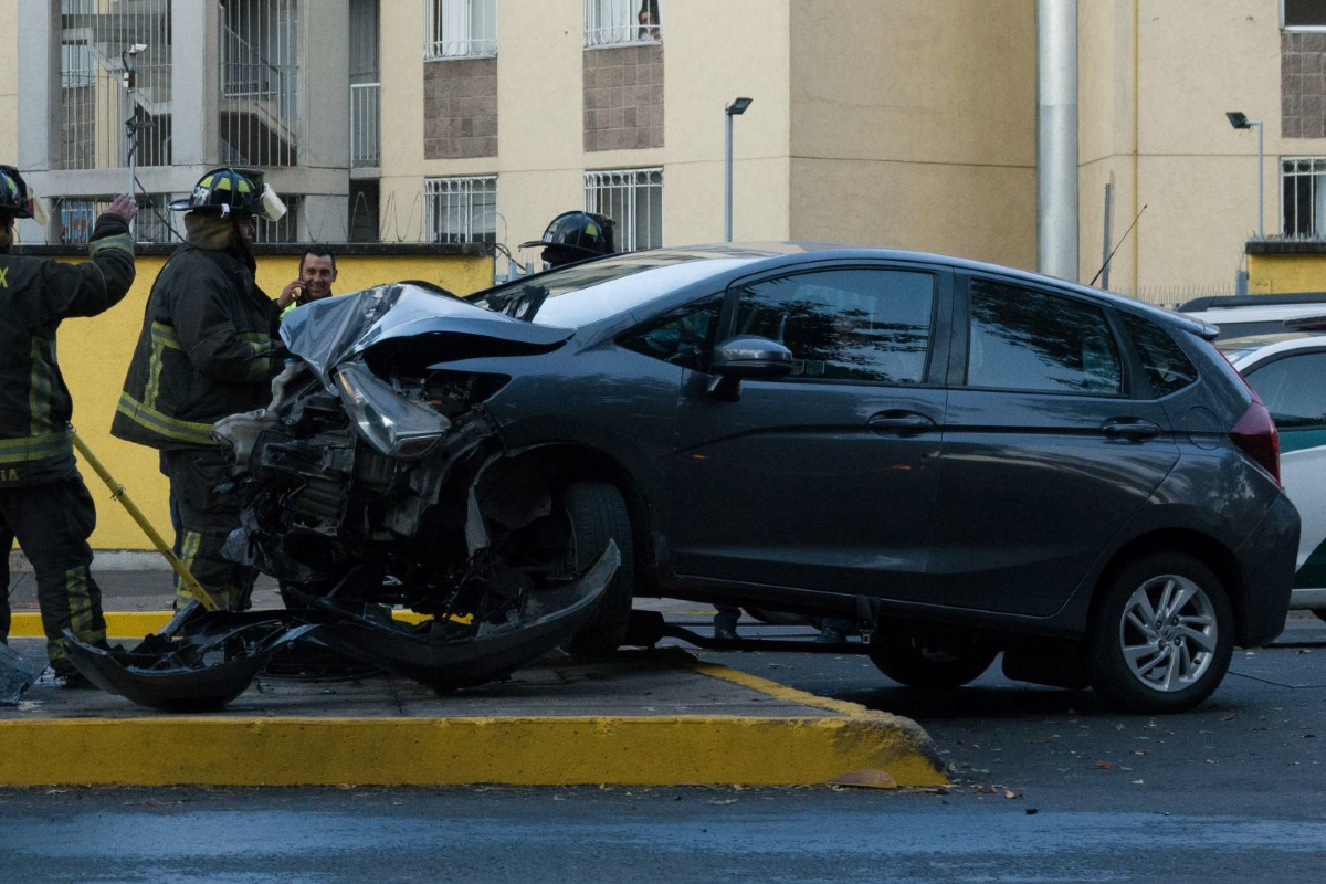 El joven choco su propio auto para encarar al presunto ladrón.