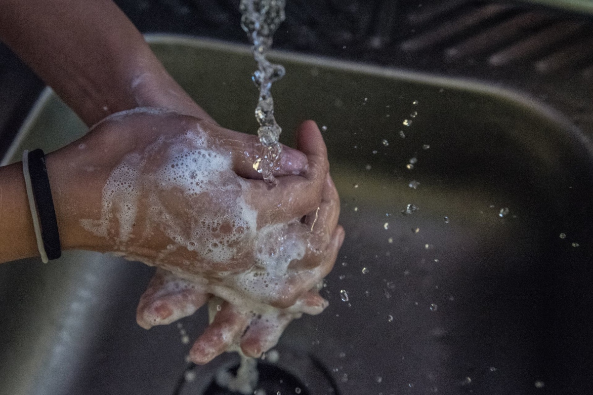 La primera fase se caracteriza por fiebre, dolor de cabeza intenso, de la espalda baja y muscular