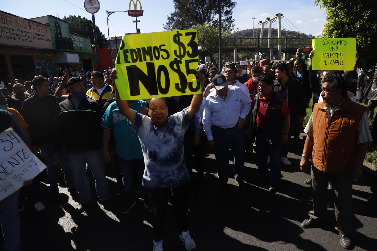 Transportistas exigen aumento con bloqueos.