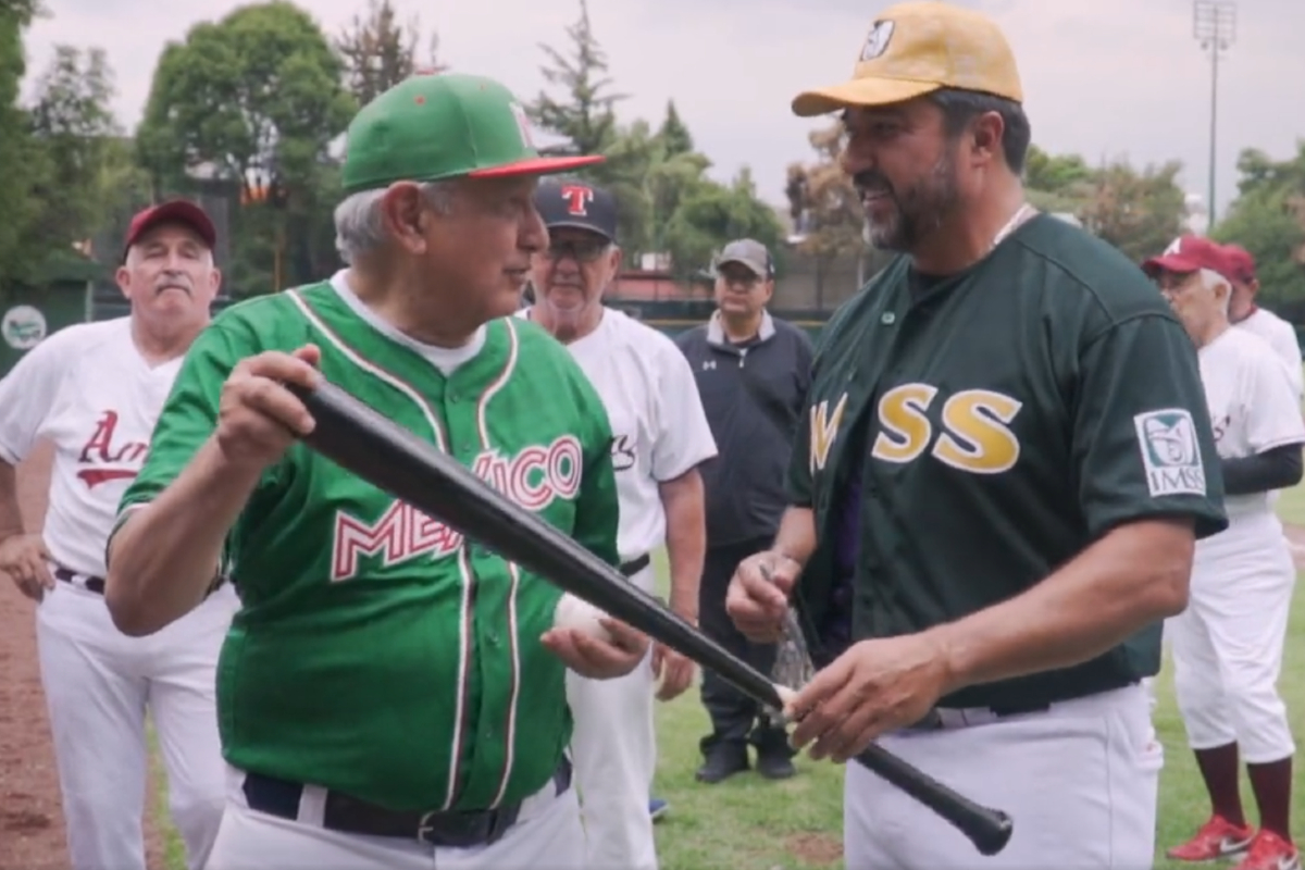 Juega AMLO contra equipo de béisbol del IMSS.