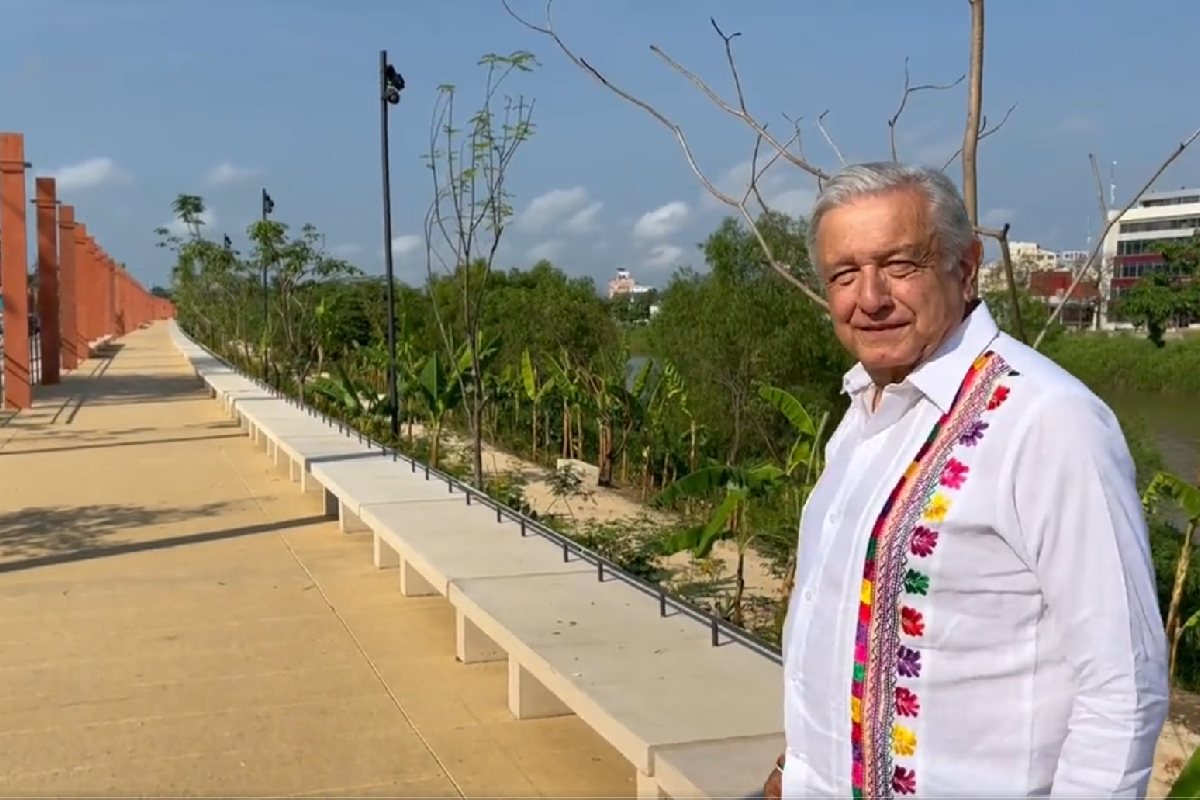 Supervisa AMLO malecón de Villahermosa.