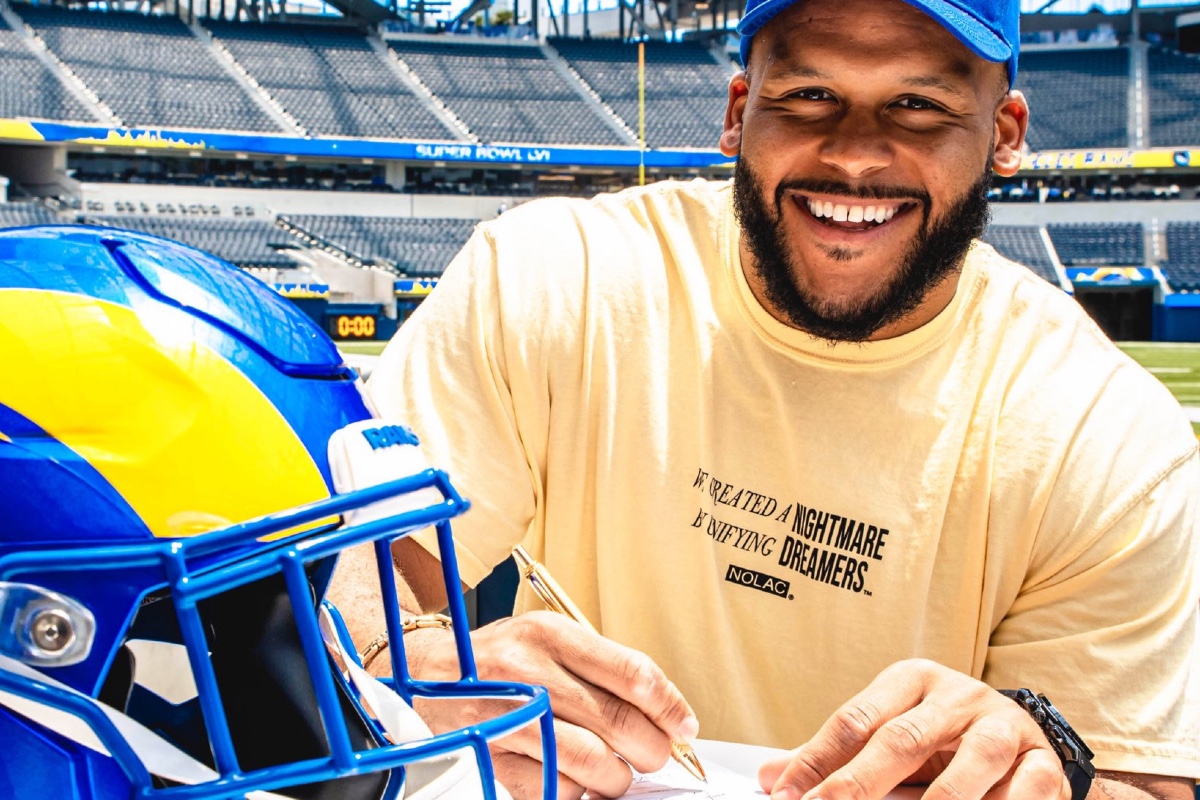 Con millonario contrato, Aaron Donald hace historia en la NFL