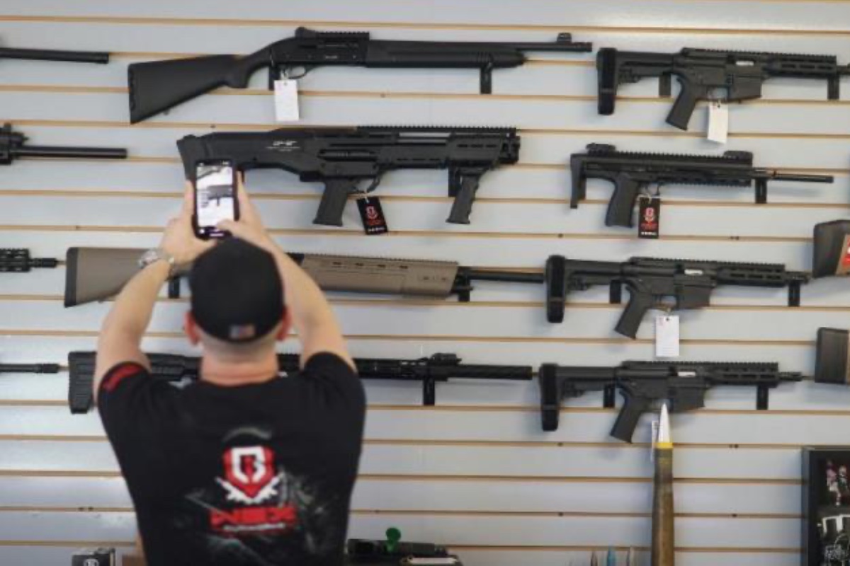 Nueva York prohíbe venta de armas semiautomáticas a menores de 21 años