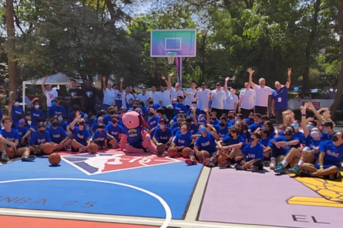 Foto:Eduardo Cristobal|La NBA cierra su 75 aniversario con remodelación de canchas en la CDMX