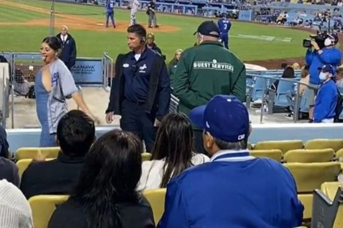 Foto: TikTok / @mirzalpz | Una mujer enseña por accidente sus pechos en el partido de los Dodgers y la retiran por la fuerza