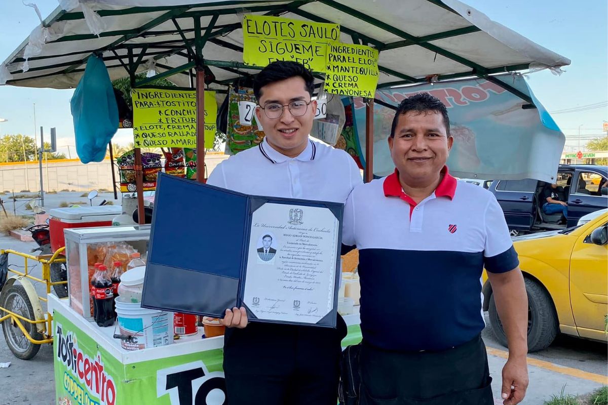 Foto:Faceboo/Hugo Ponce|¡Orgullo! Le dedica su título universitario a su padre en su puesto de elotes