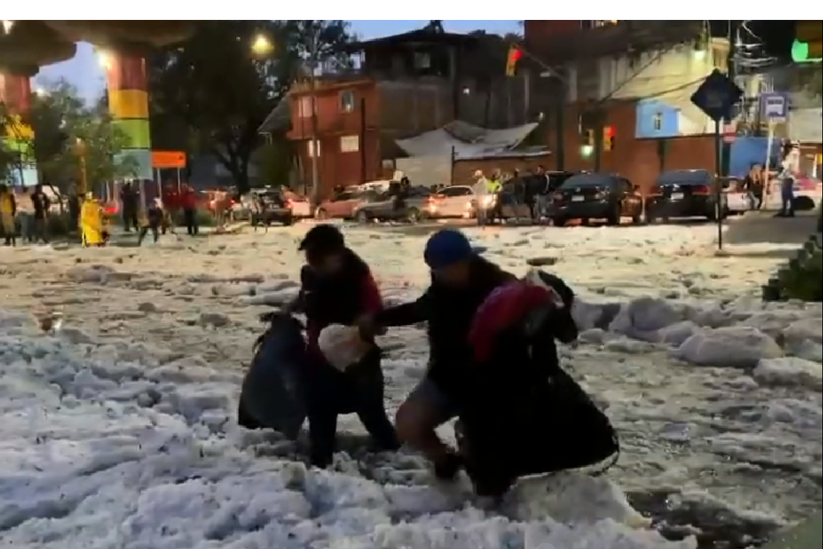 Se presentó ayer una granizada atípica , causando el desplome del techo de una tienda de conveniencia