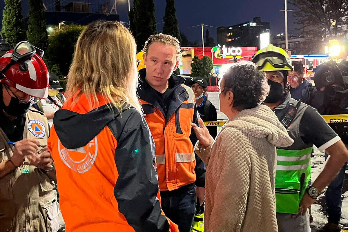 Evacuan a 200 de supermercado tras colapso de techo por granizo