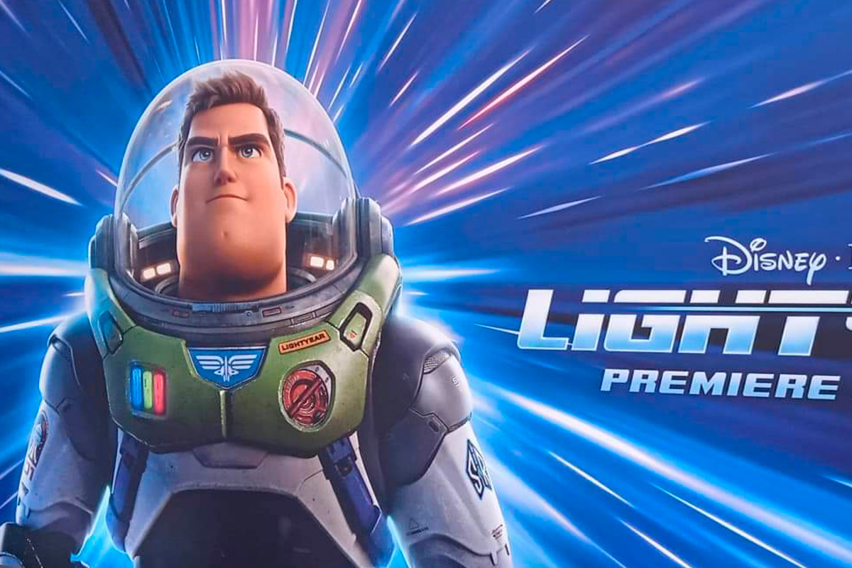 ¡Al infinito y más allá! Espectacular alfombra azul de película “Lightyear”