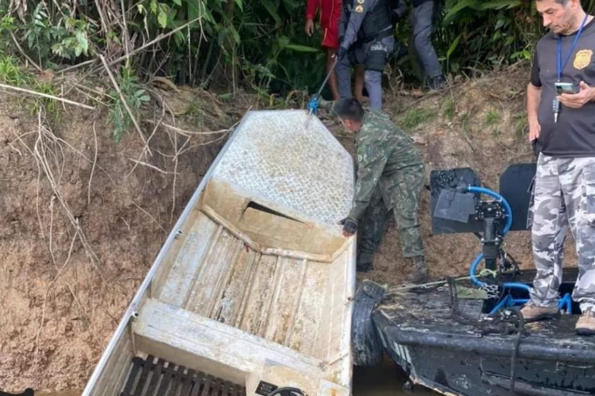 Foto: Twitter/ @_Parana | Recuperan lancha de Dom Phillips y Bruno Pereira hundida en la Amazonía brasileña