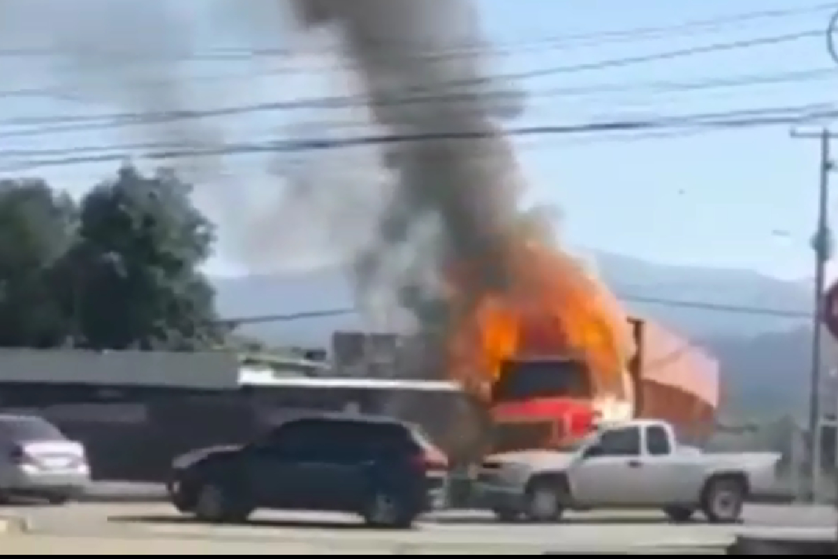 Quema de vehículos en Michoacán.