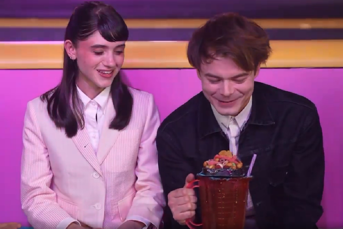 Natalia Dyer y Charlie Heaton de Stranger Things probando cosas "extrañas" en su visita a la CDMX