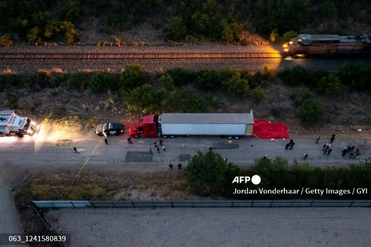 Suman 50 migrantes muertos hallados en tráiler.