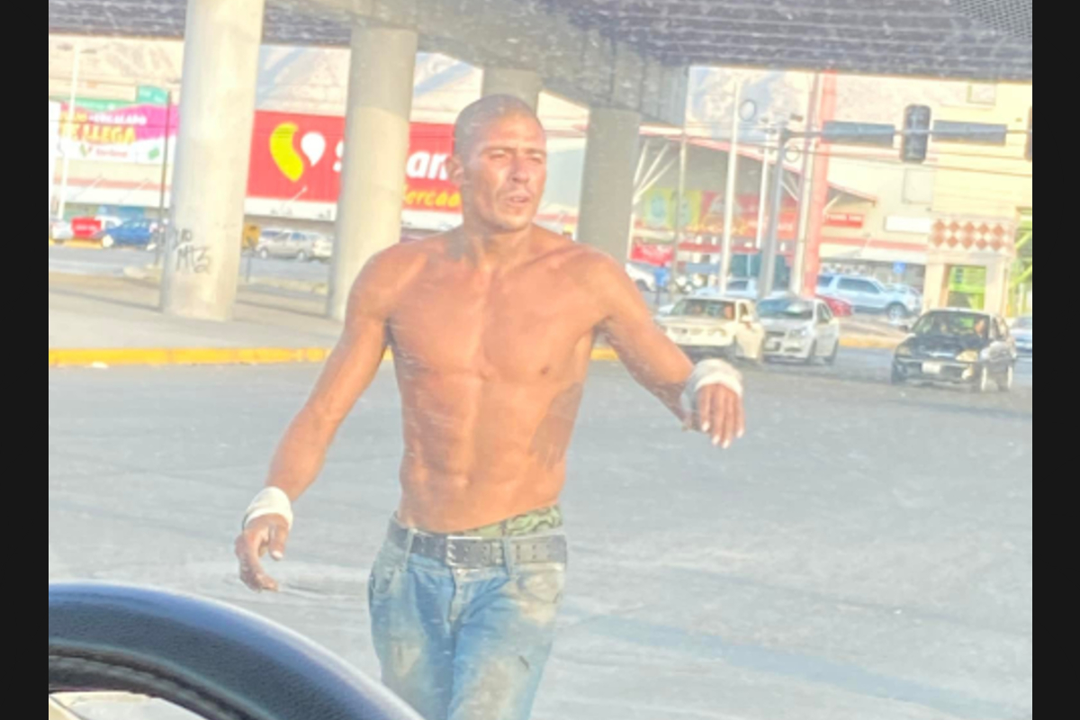 Artista Urbano sorprende en crucero de Coahuila por su musculoso cuerpo