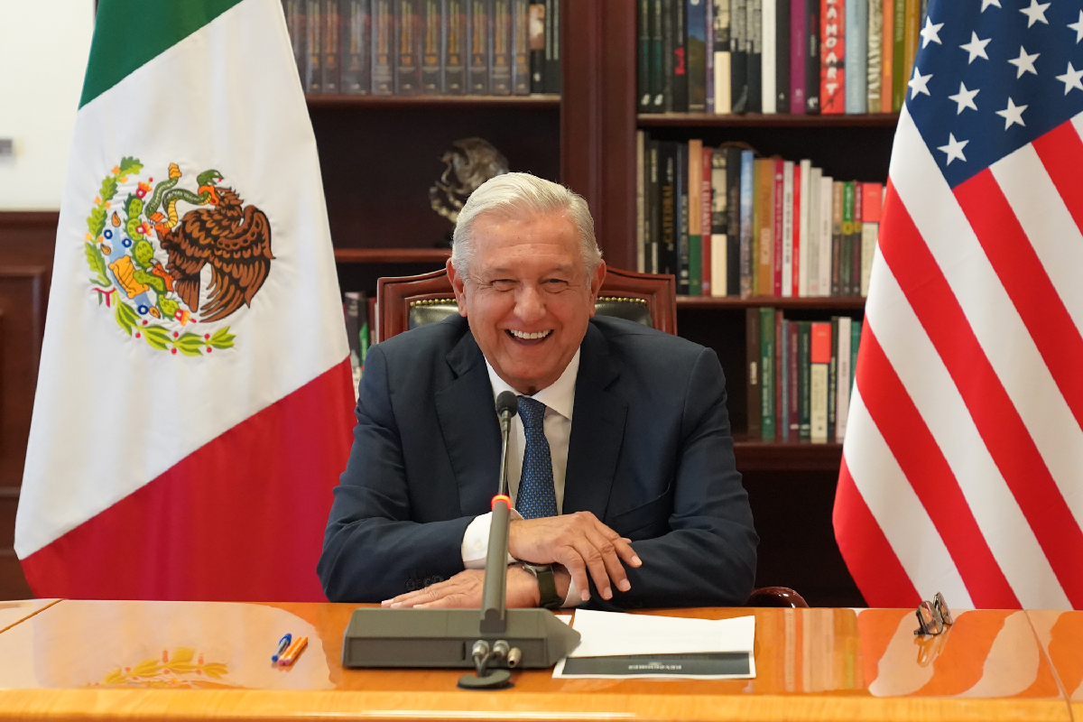 AMLO sostuvo una plática con John Kerry.