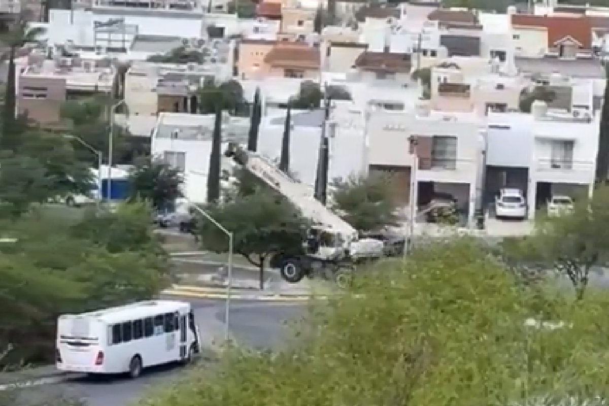 La grúa terminó volcada al quedarse sin frenos.