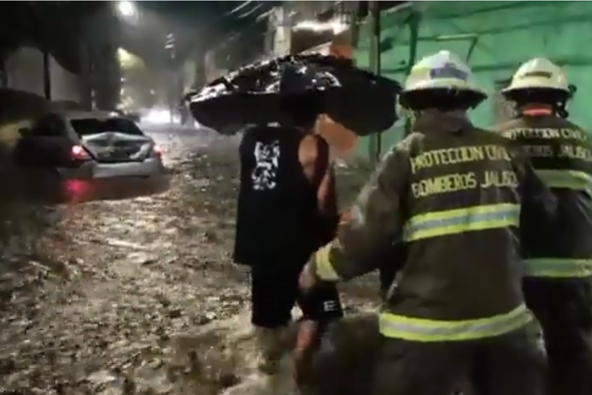 Lluvias en Guadalajara dejan inundaciones y vehículos varados.