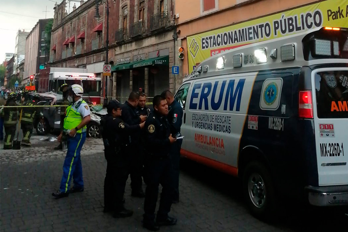 Camioneta cae en medio de las calles del Centro Histórico