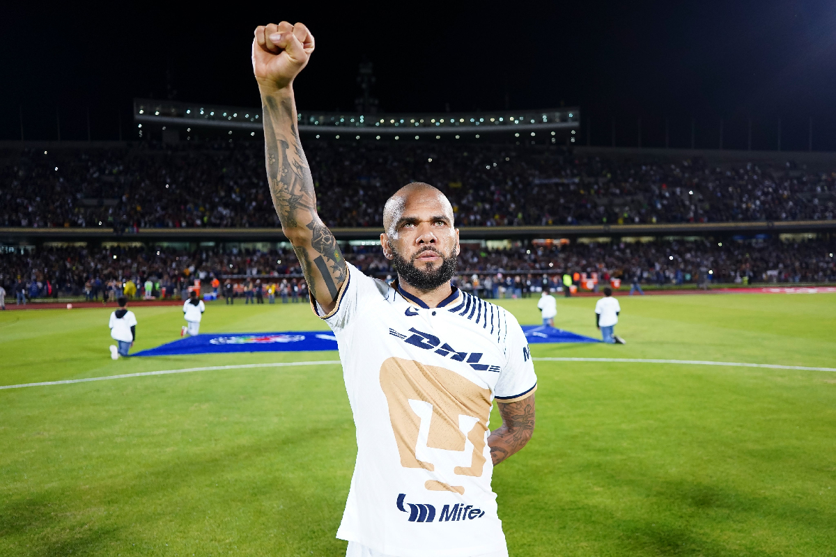 Dani Alves debuta como titular en Pumas.