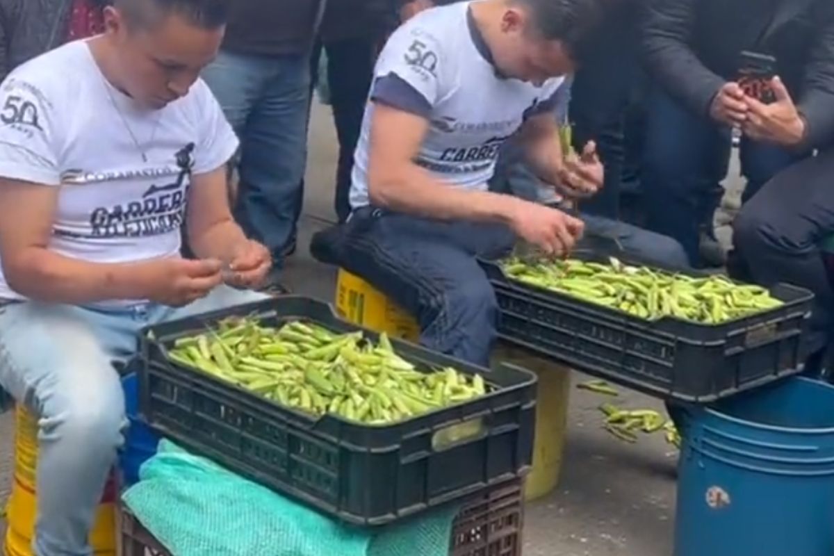 Foto:Captura de pantalla|¡Paren todo! Participantes compiten en campeonato desgranando chícharos