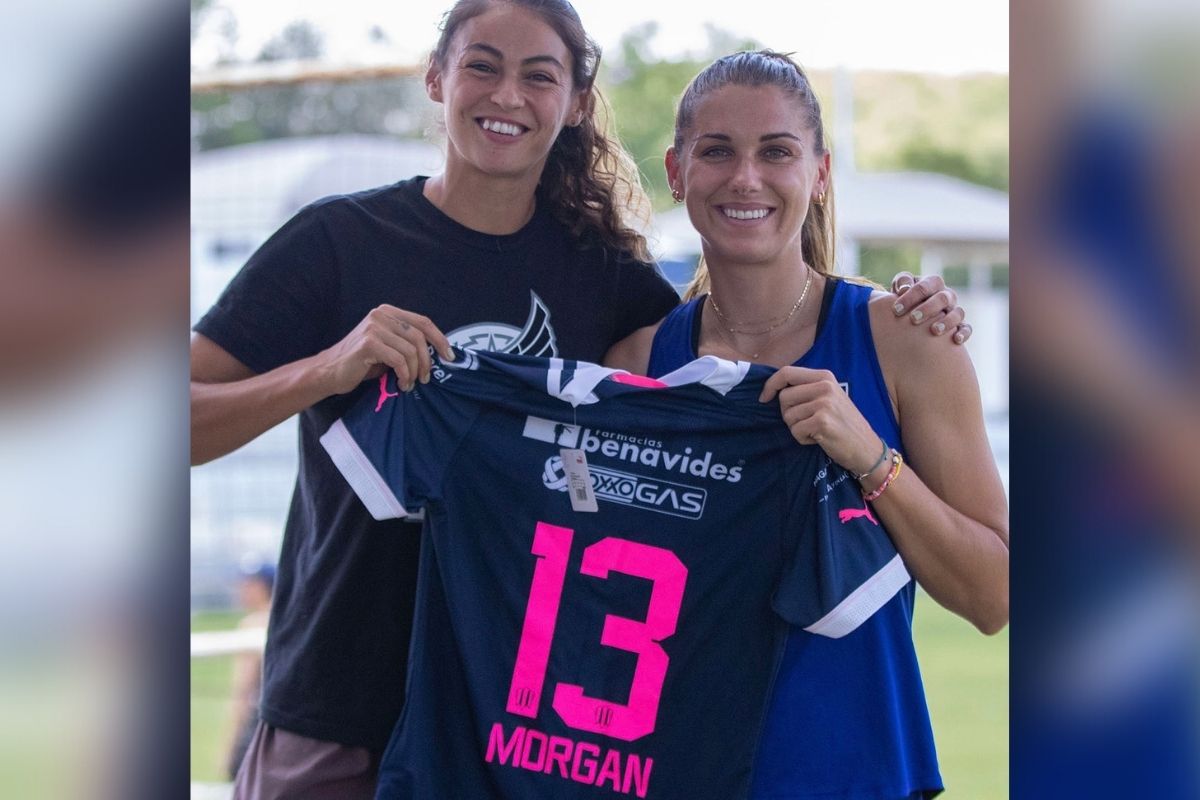 ¡Increíble! Alex Morgan está en Monterrey; recibe obsequio de Rayadas