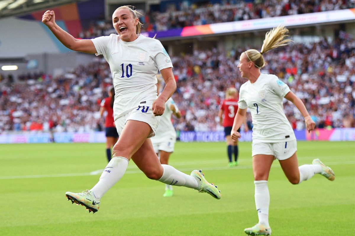 Foto:Twitter/@Lionesses|Futbolistas piden quitar el color blanco de su uniforme por la menstruación