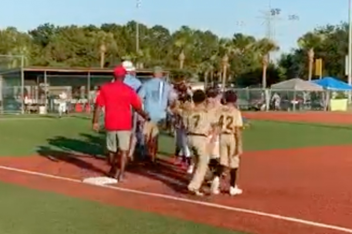 Entrenador es destituido por agredir a niños tras juego de baseball 