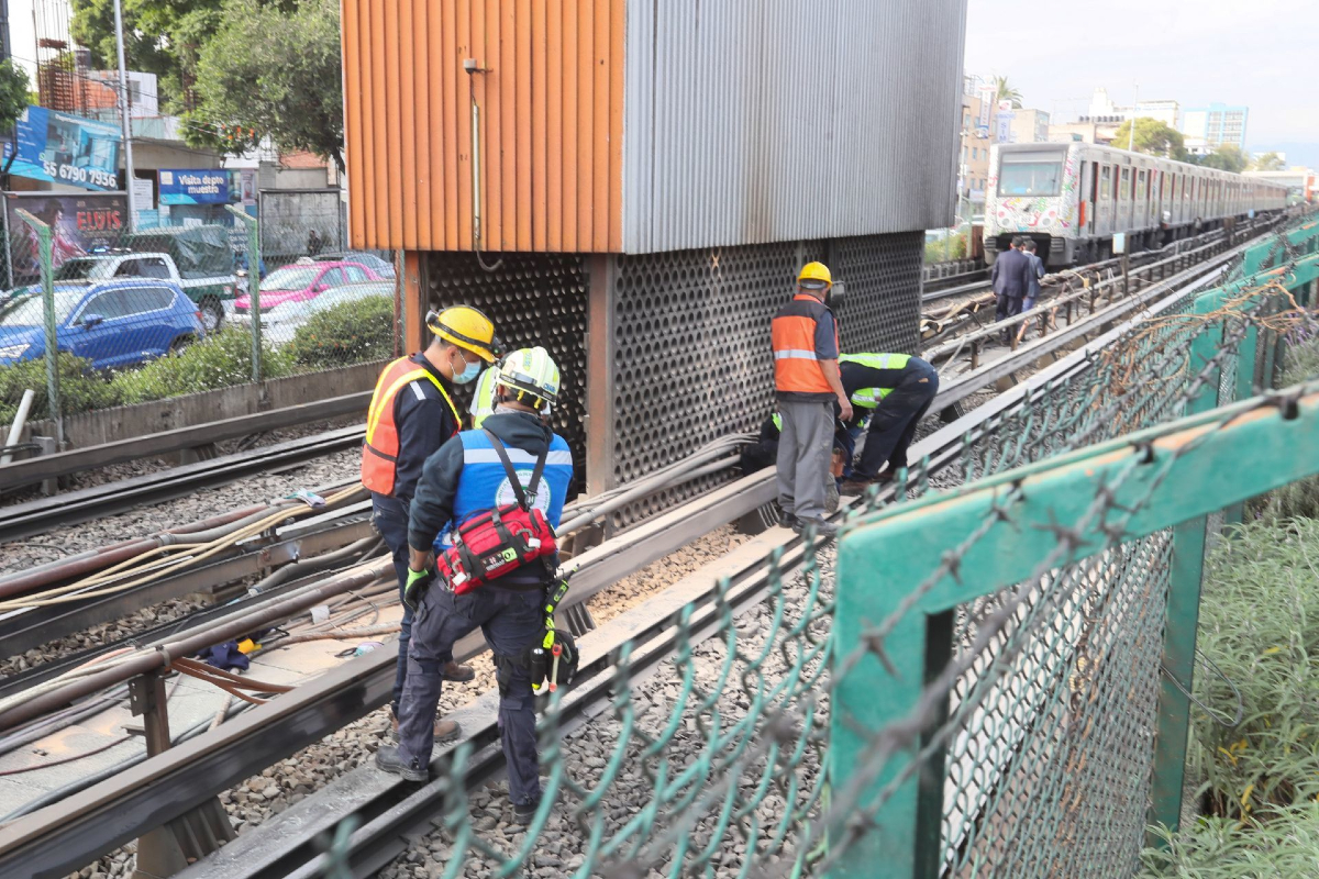 Investigan corto circuito en Línea 2 del Metro.