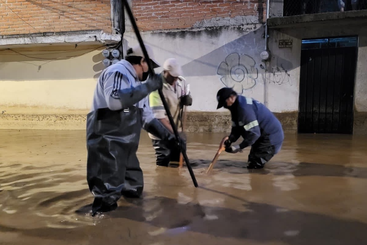 Autoridades atienden inundaciones en San Mateo Xalpa