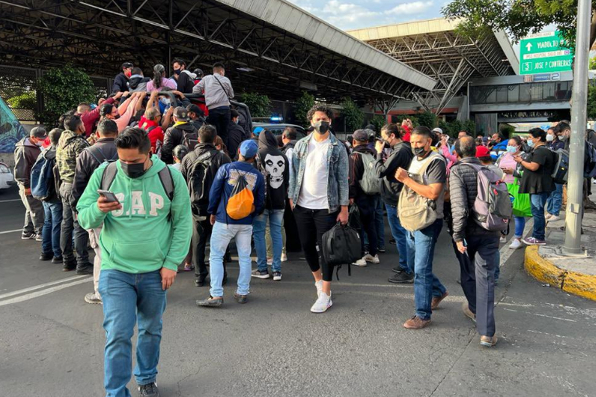 Desalojan a mil 300 personas tras el incidente de la línea 2 del metro está mañana