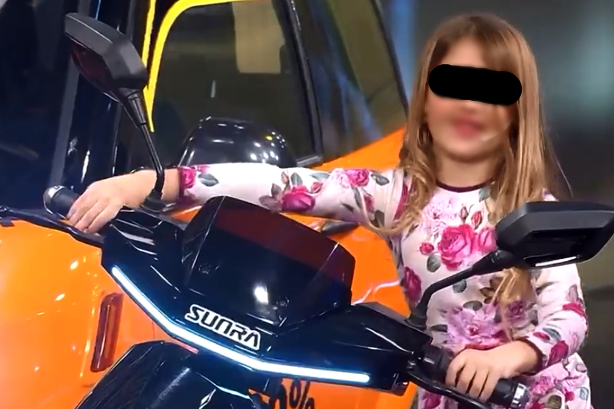 Pequeña provocó gran susto durante un programa de televisión tras acelerar la moto en la que estaba