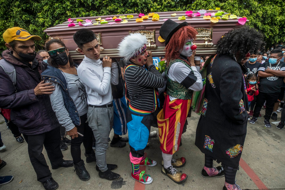 Foto: Twitter/ @estebanbiba | Vestidos de payaso amigos y familiares de “Chispita” y “Charquito” les dan el último adiós